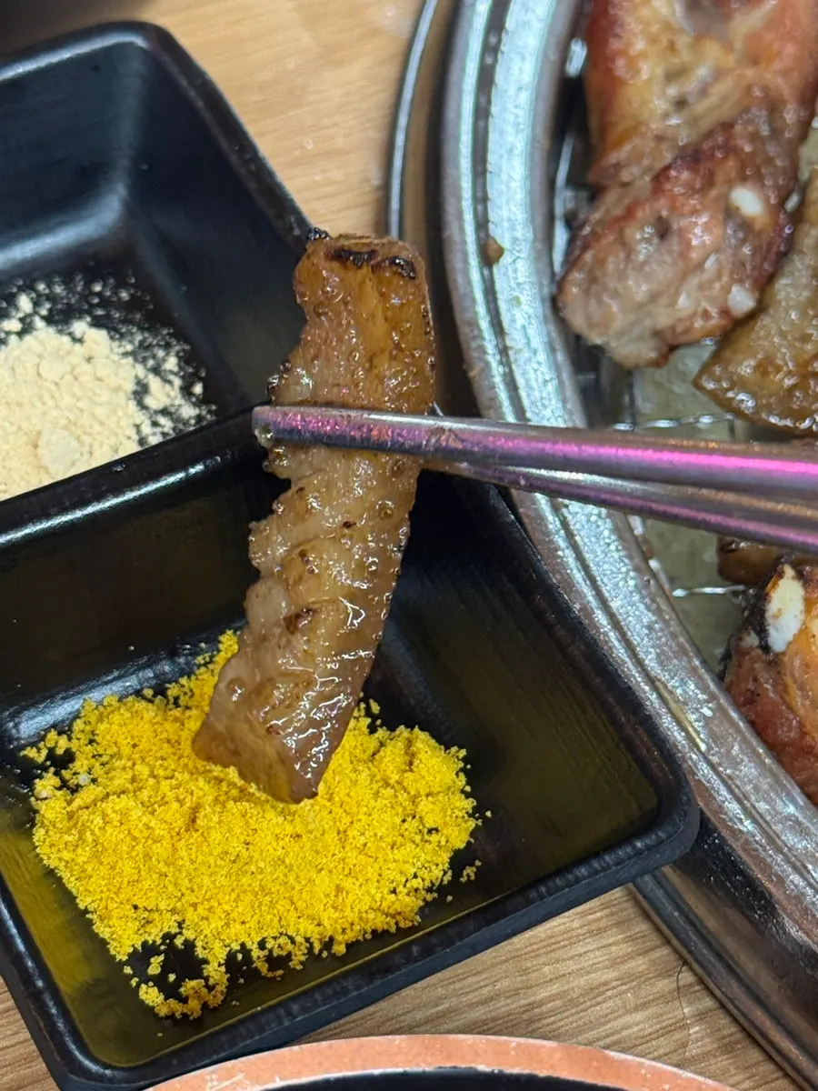 불판에서 구워지는 돼지껍데기