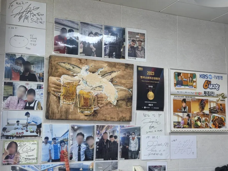 4인 테이블이 놓인 횟집진 1층 내부
