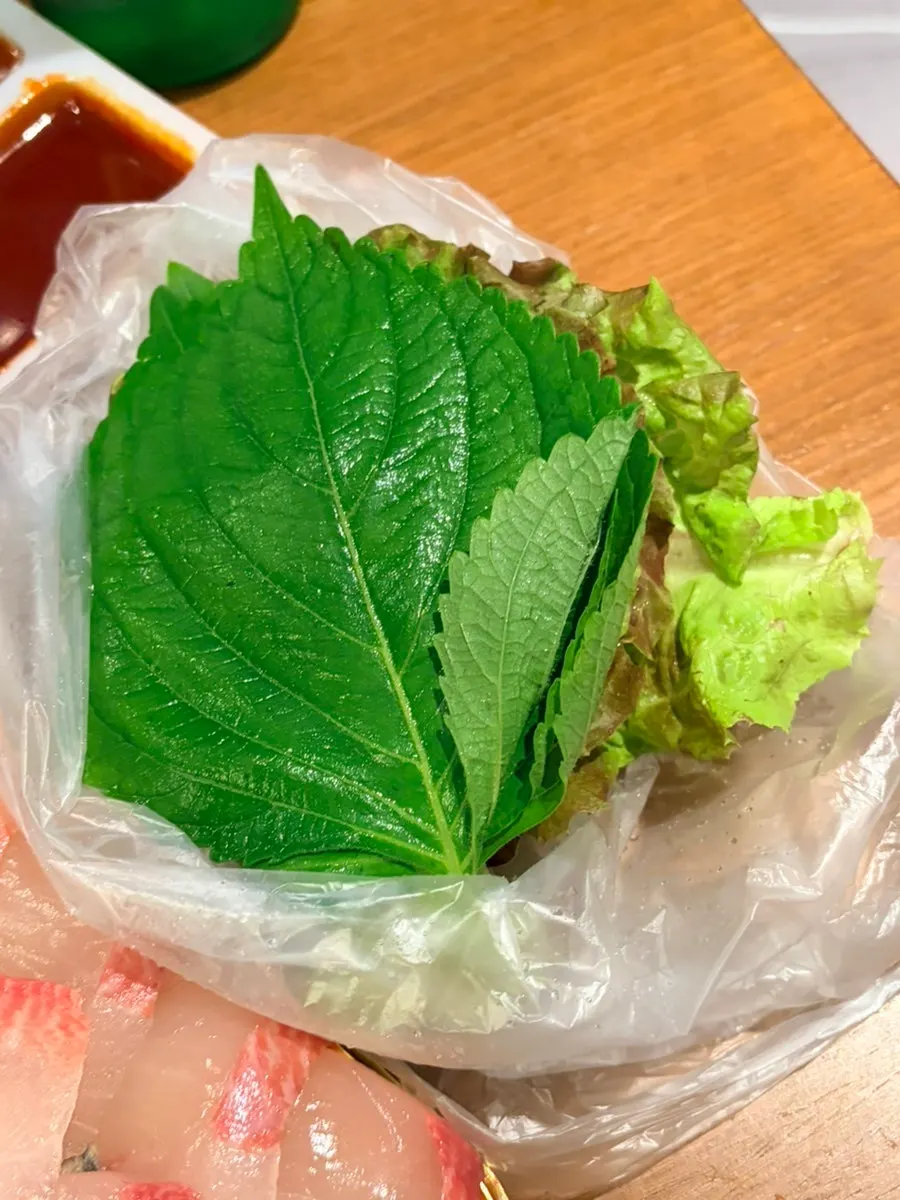 포장에 함께 담긴 깻잎과 상추