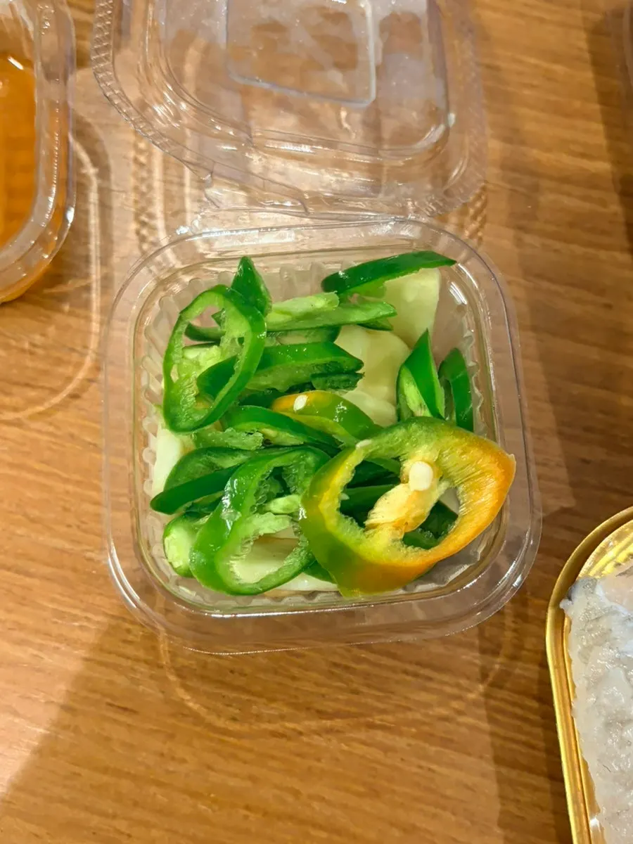 넉넉하게 담아준 마늘과 고추