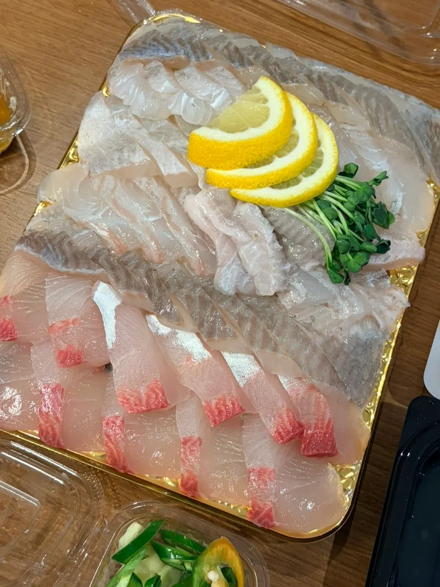 투명한 빛깔의 회 클로즈업