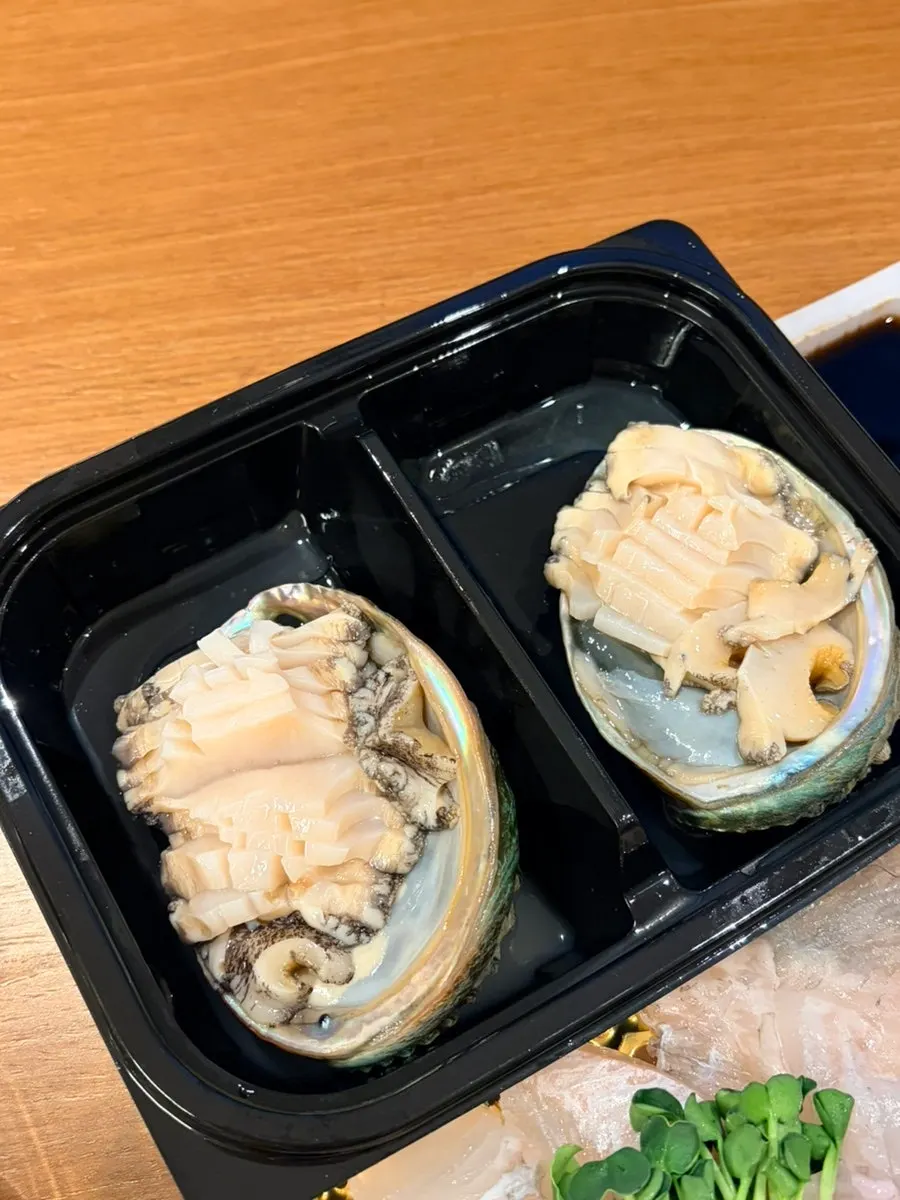 손질된 전복회 접시