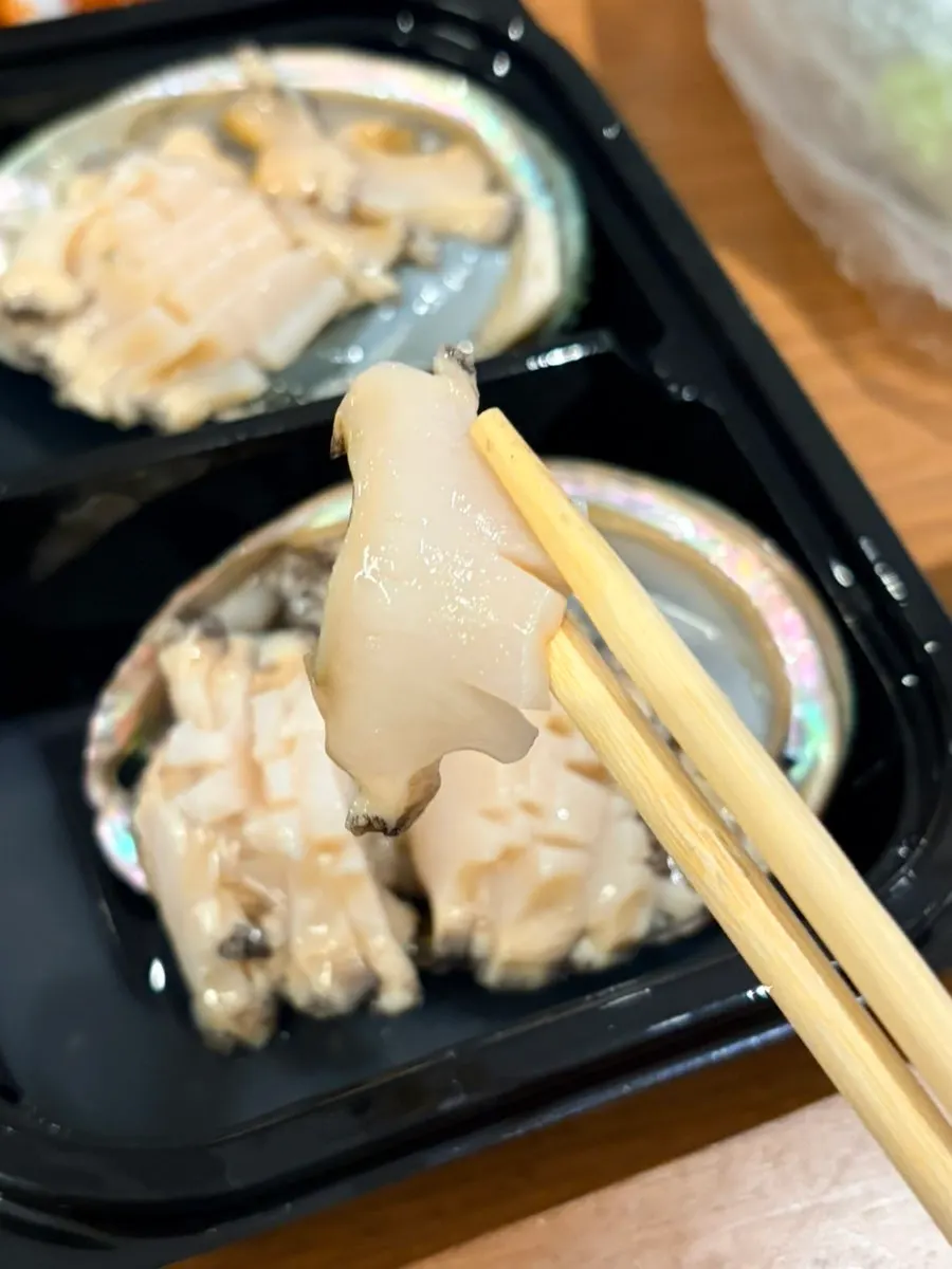 적당한 두께로 썰린 전복