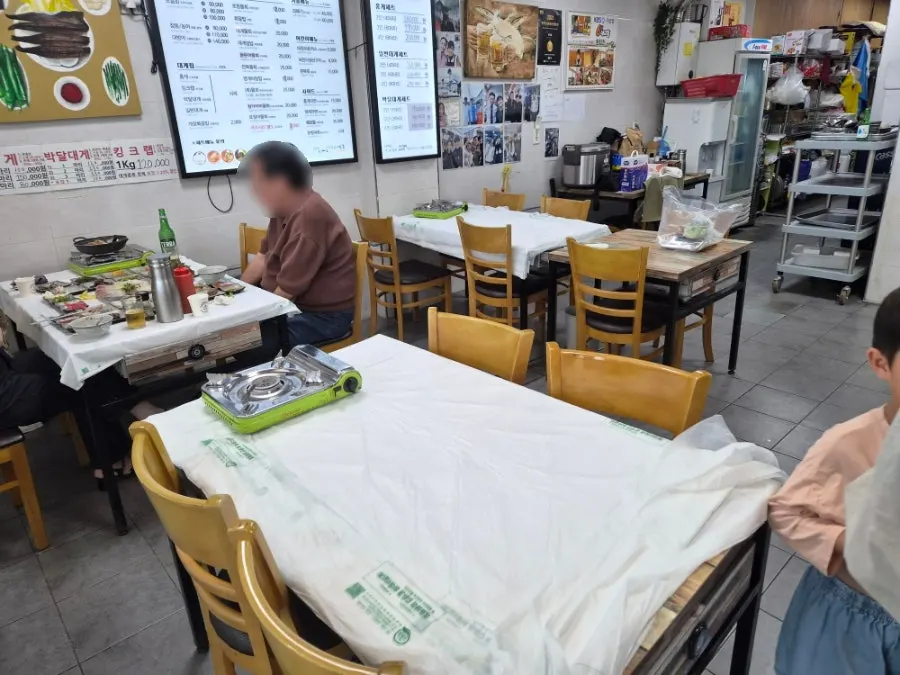 First-floor dining area and tables inside Hoetjip Jin