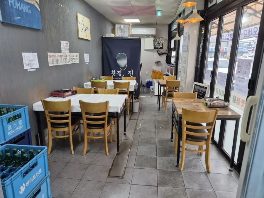 Interior of Hoetjip Jin with customers dining