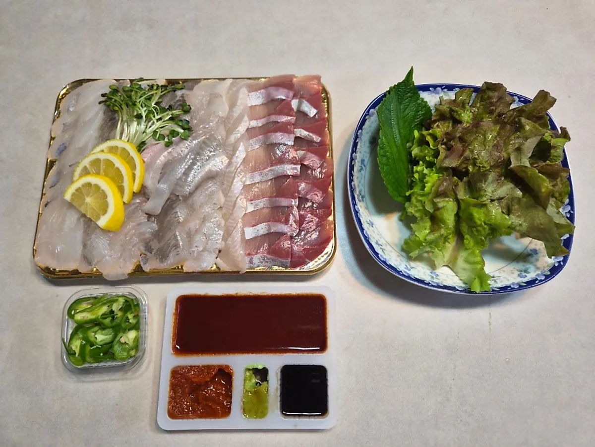 Mixed Sashimi B for 3–4 people in a takeout container