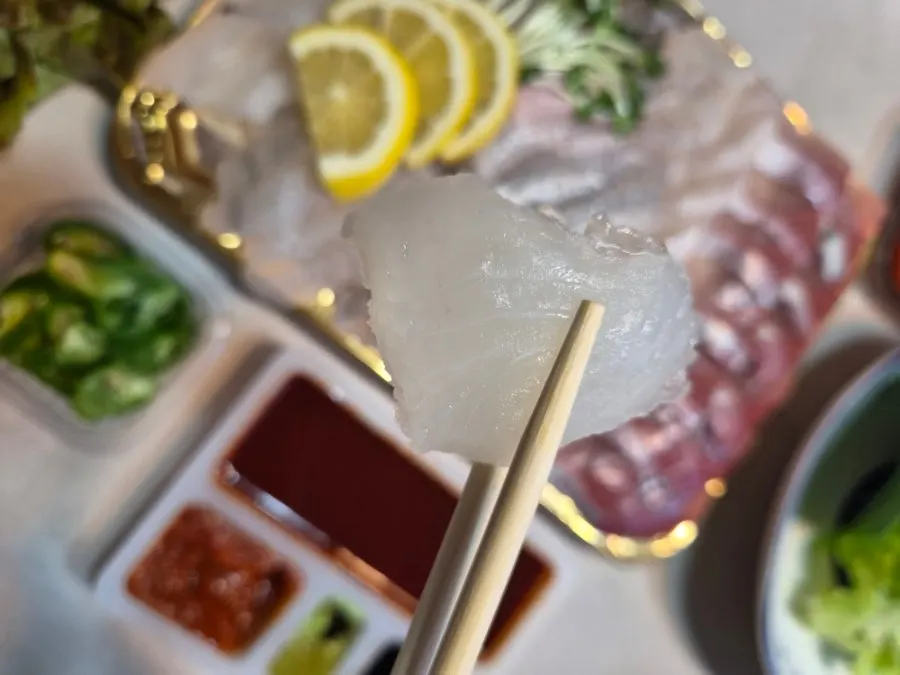 Glossy sashimi with lemon juice drizzled over it