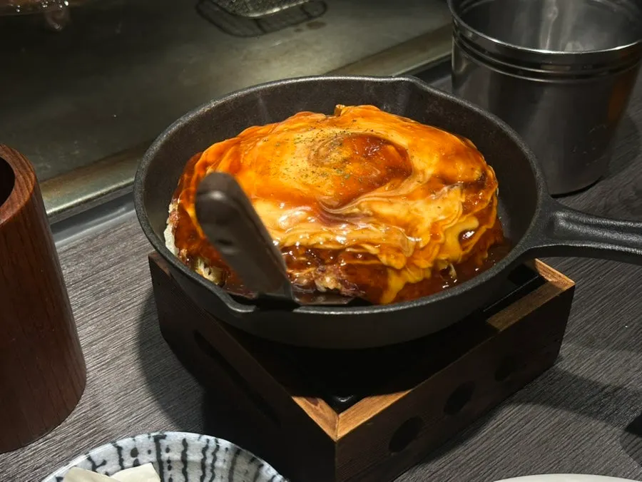 철판에서 구워지는 두툼한 오코노미야끼