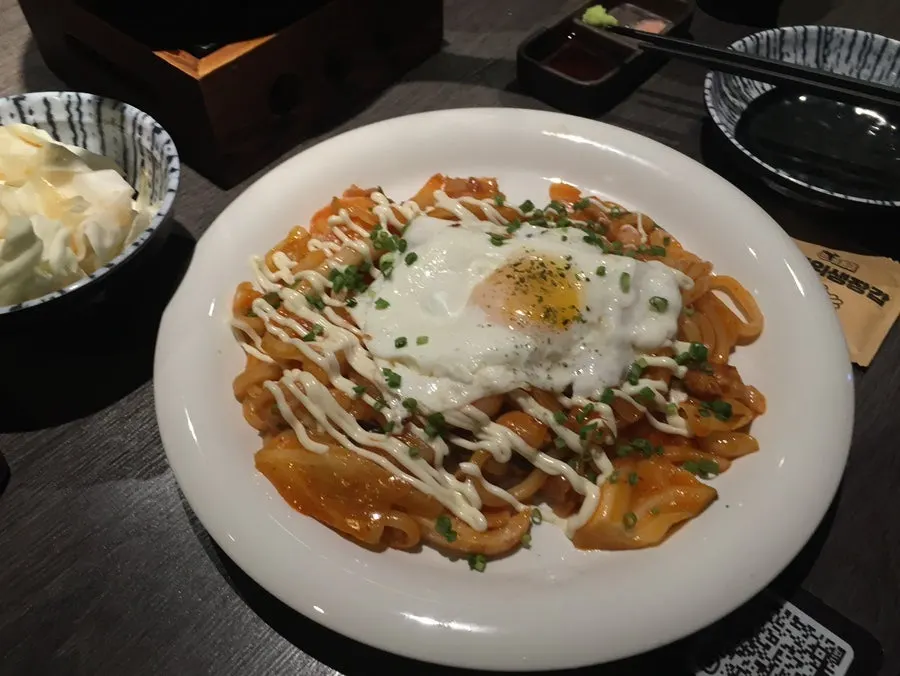 달걀을 올려 완성한 야끼소바