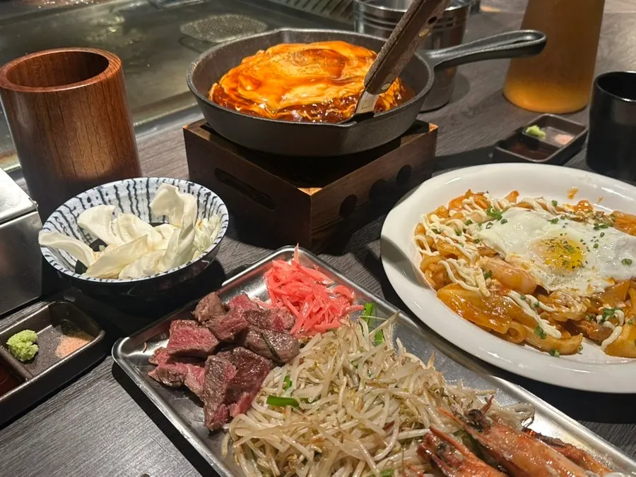 와규 한판과 면 요리를 함께 차린 2인 상차림