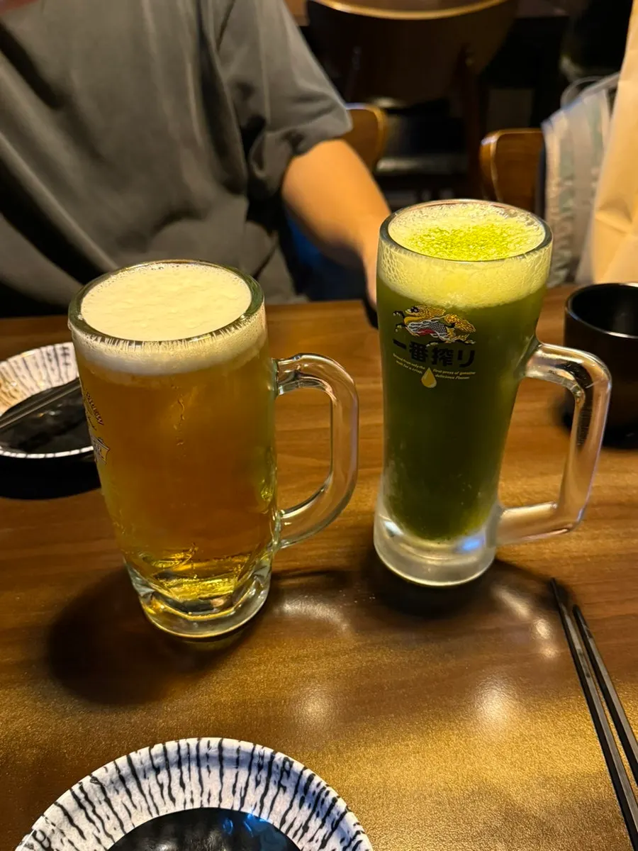 기린 생맥주와 말차 맥주가 놓인 테이블
