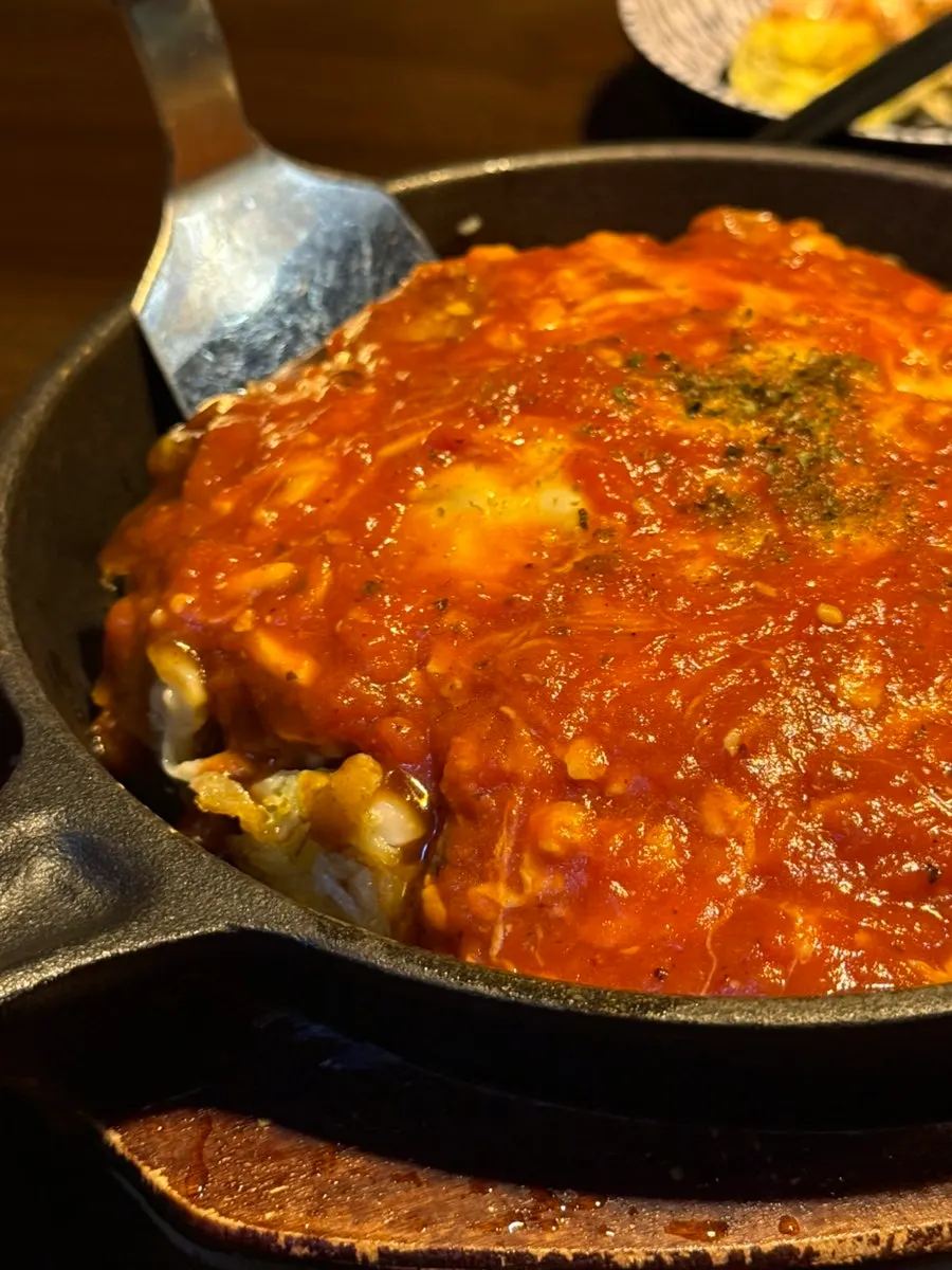 치즈가 녹아 있는 계란말이 클로즈업