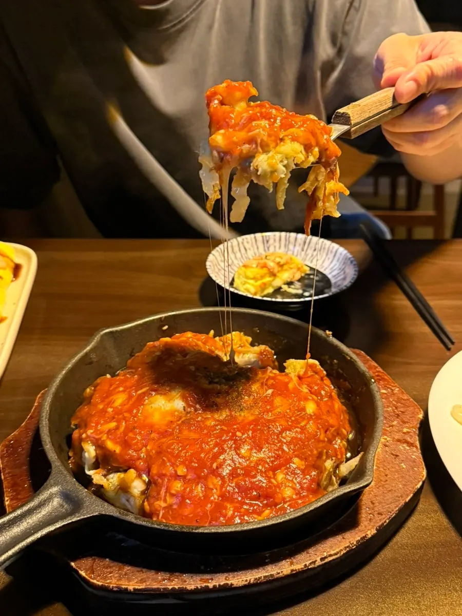 명란치즈계란말이와 맥주를 함께 놓은 테이블