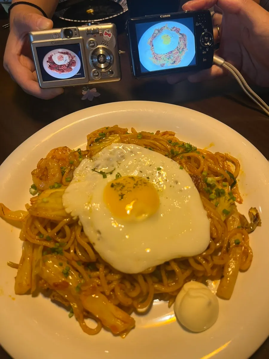 Spicy yakisoba served with mayonnaise
