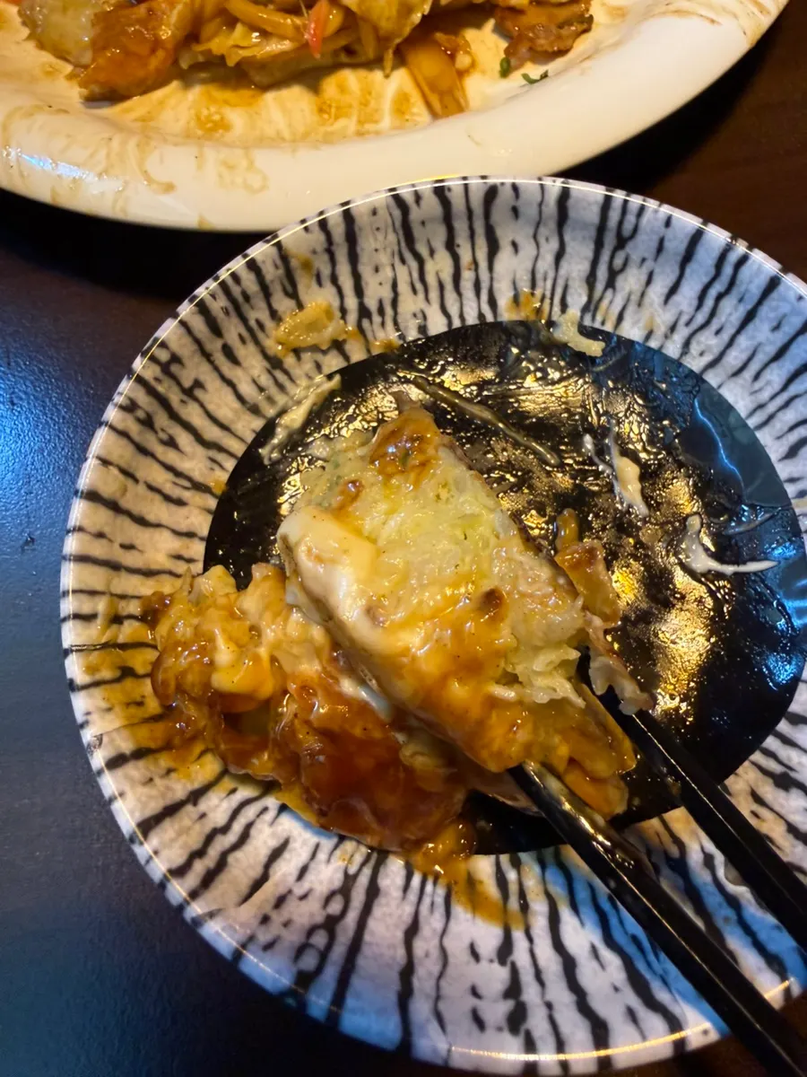 소스와 마요네즈를 올린 오코노미야끼 단면