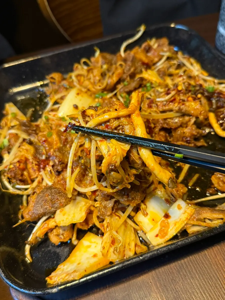 철판에 자작하게 볶아 나온 철판 마라샹궈