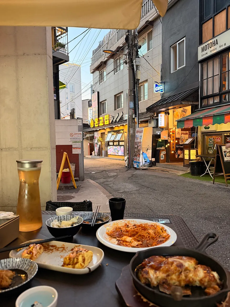Nighttime atmosphere at the Yeonnam-dong yajang seating