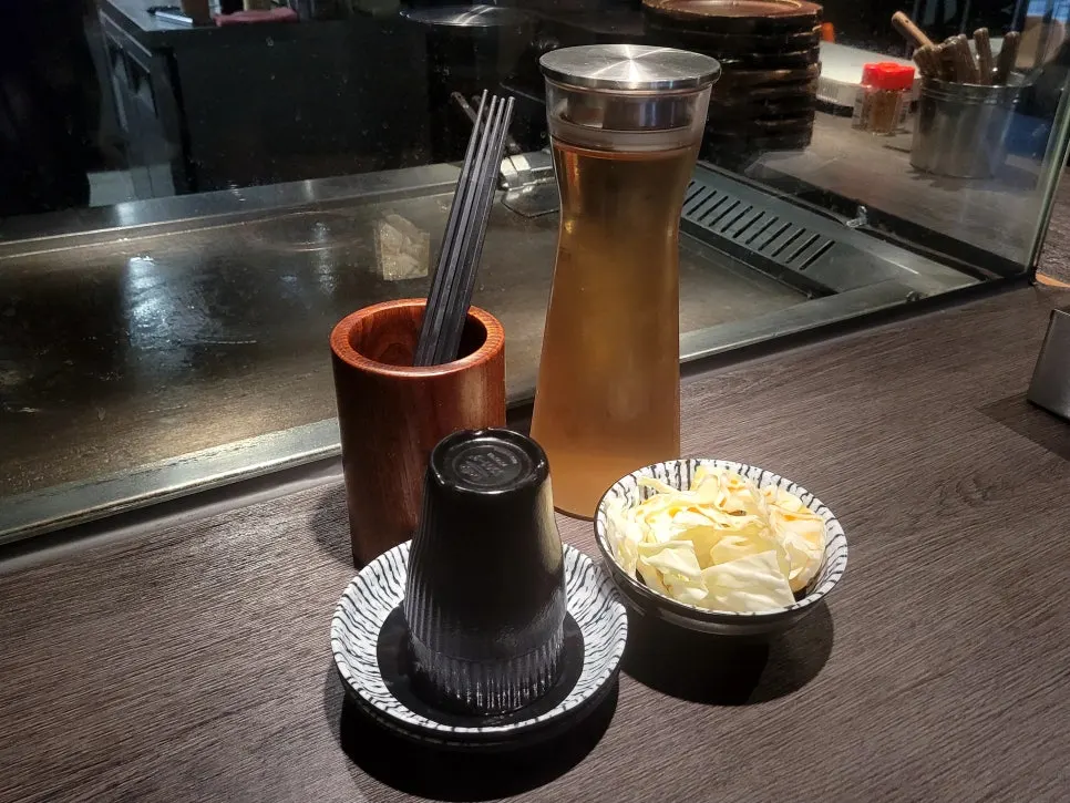 기본으로 나온 샐러드와 보리차
