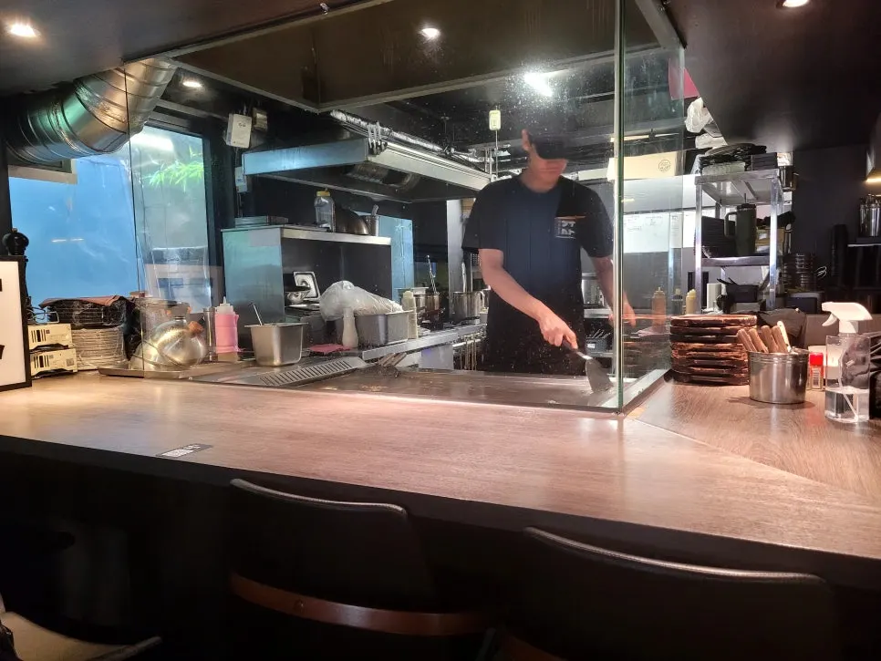 다찌석에서 본 철판과 안전 유리판