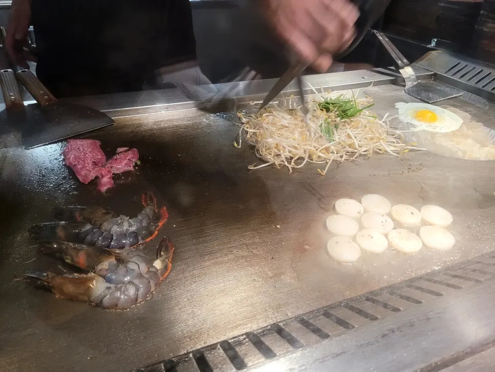 철판에 올라간 숙주와 블랙타이거 새우, 관자, 고기