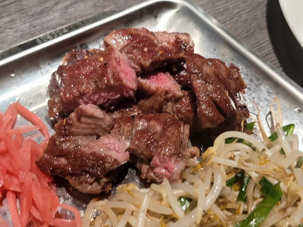 불쇼가 끝난 철판 위 고기
