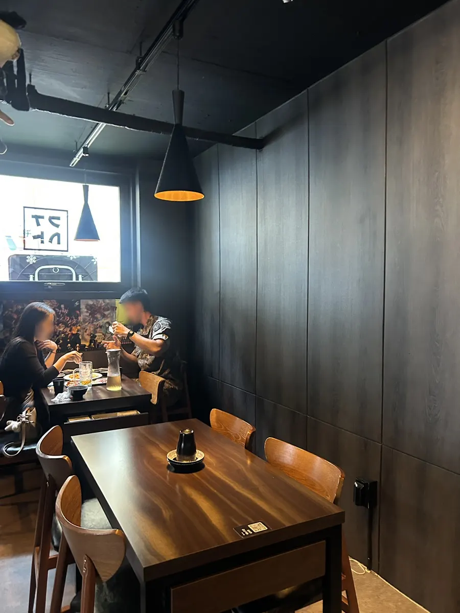 4인석 위주로 마련된 구사 연남 내부 테이블
