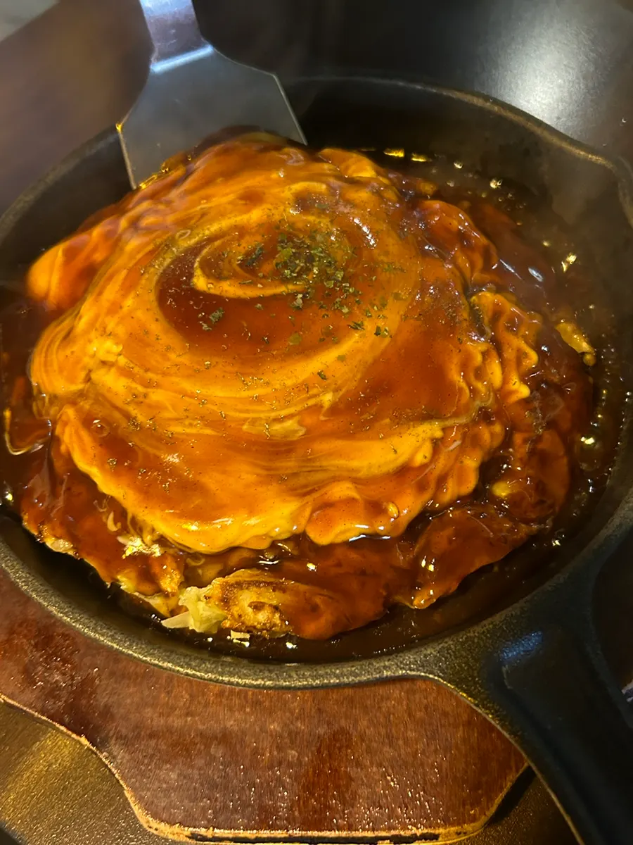 소스가 듬뿍 발린 철판 오코노미야끼