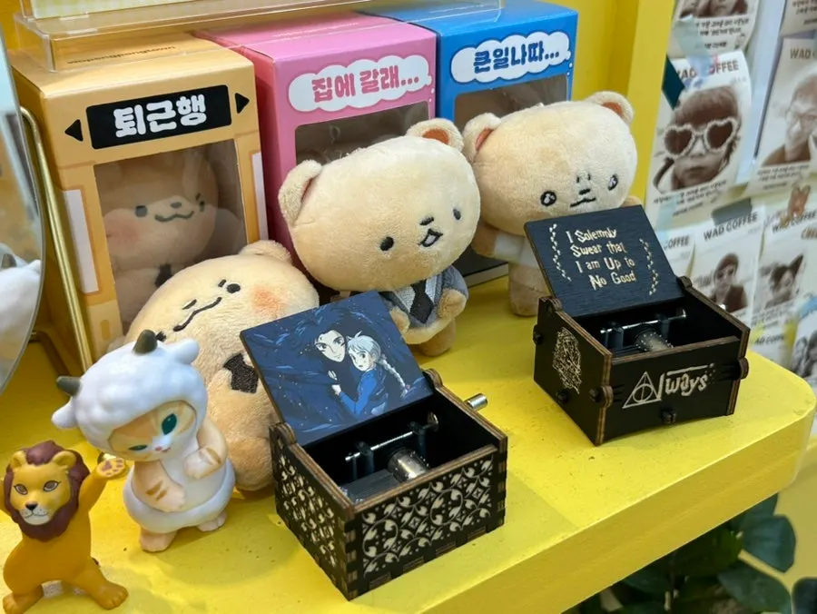 매장 안 캐릭터 오르골