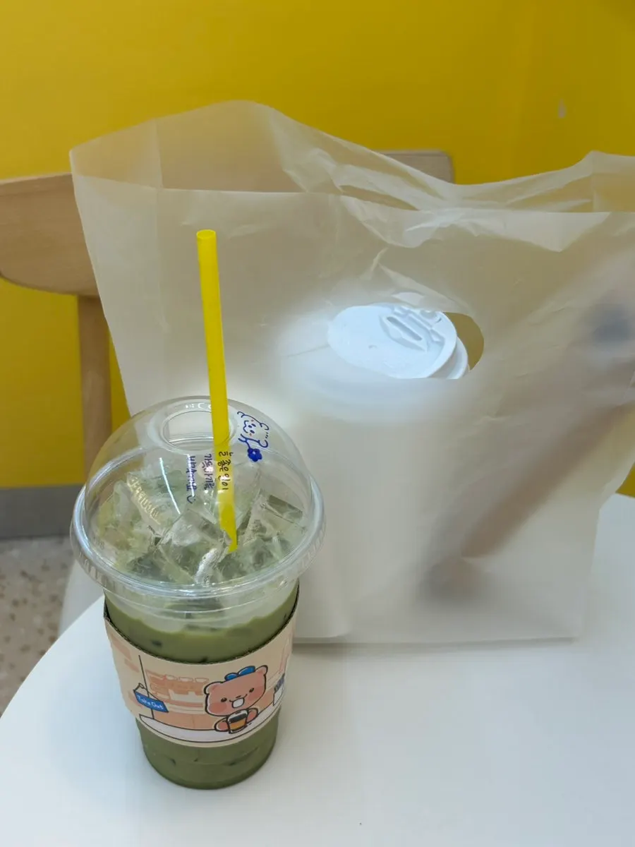 테이크아웃으로 옮겨 담은 말차라떼