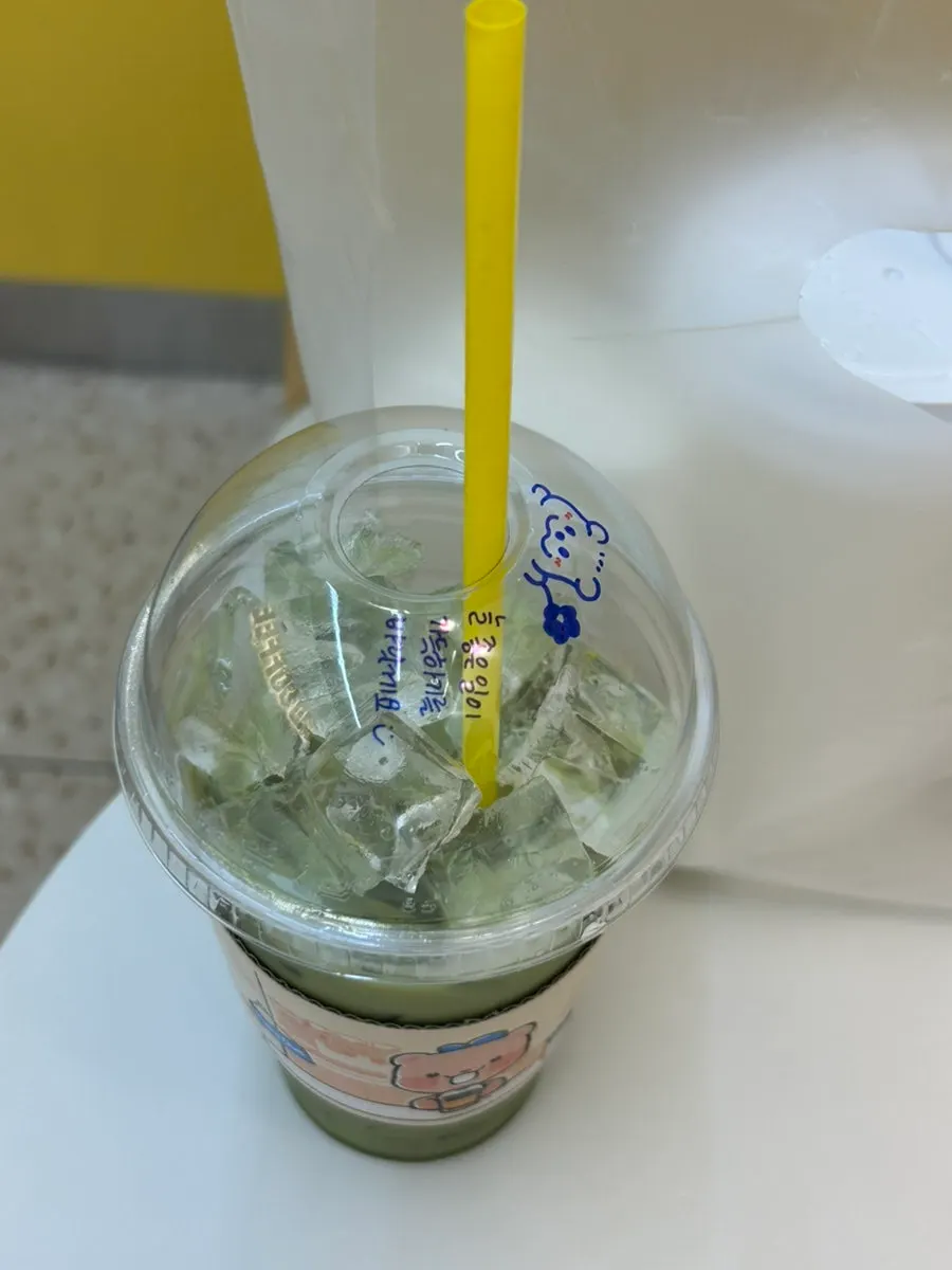 곰돌이 그림이 있는 음료 뚜껑