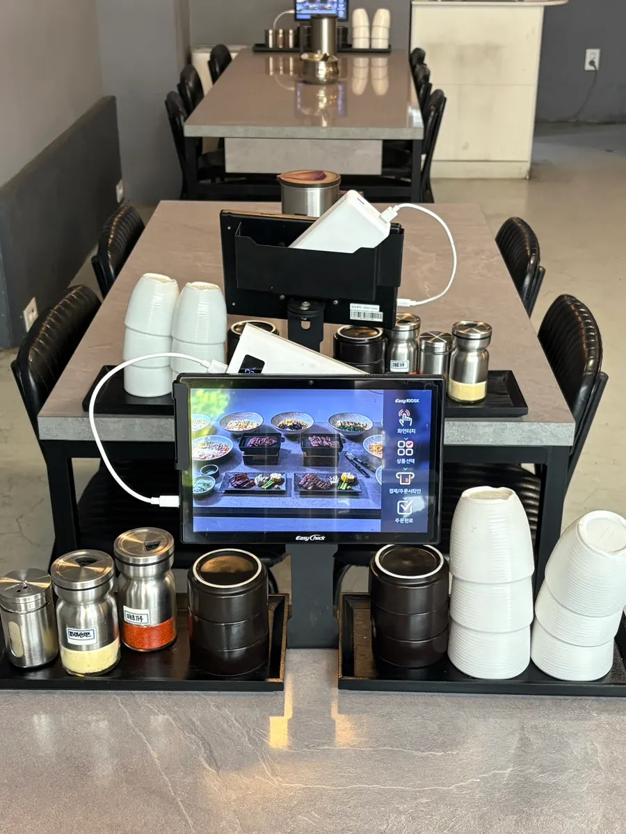 A table seating four at Kkuudeok