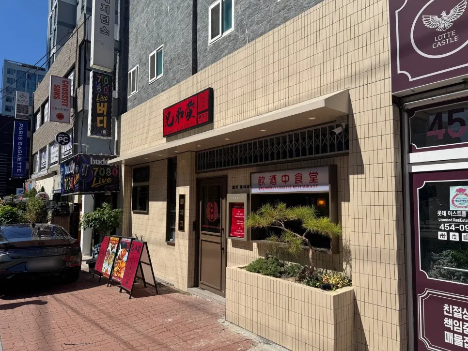 A lunch scene that brings Chinese food to mind