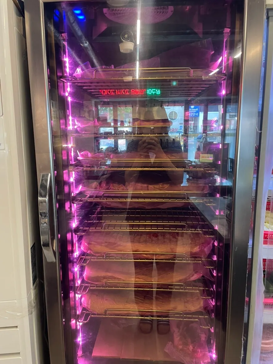Meat storage refrigerator and assorted cuts