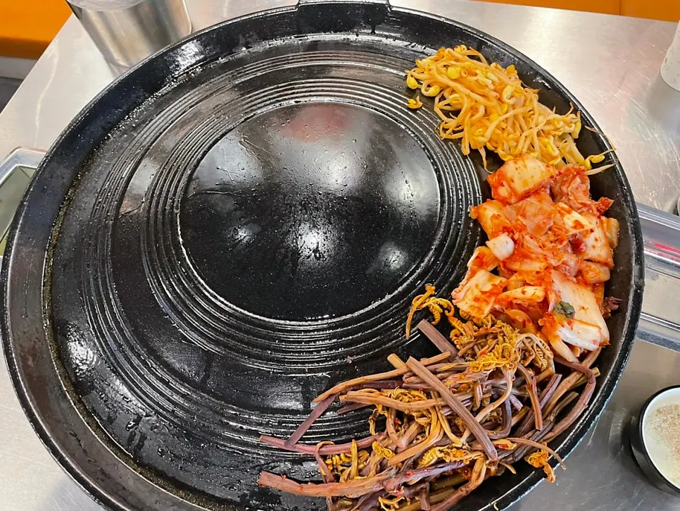Cast-iron lid with pork fat and accompaniments