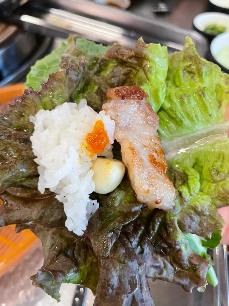 Lettuce wrap with meat and garlic