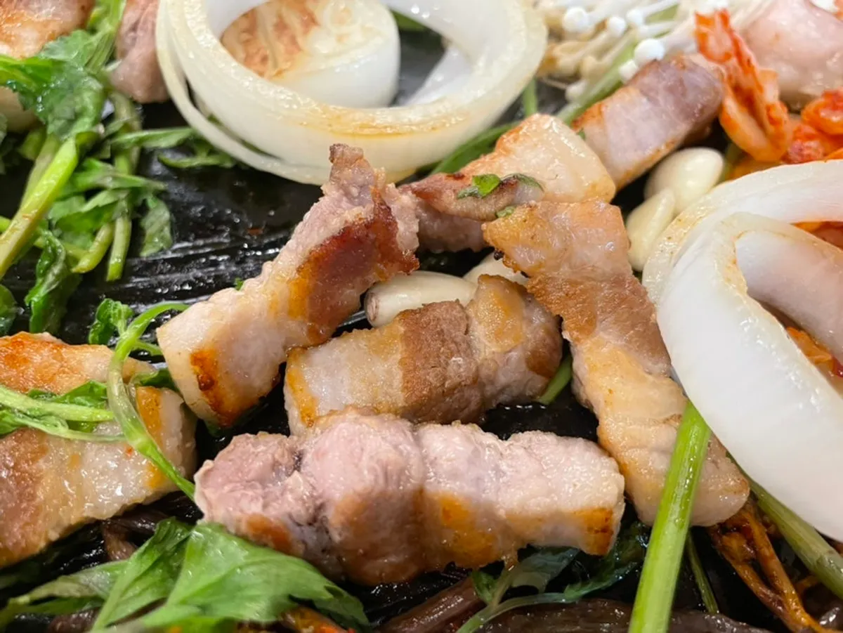 Golden-brown pork belly and grilled kimchi