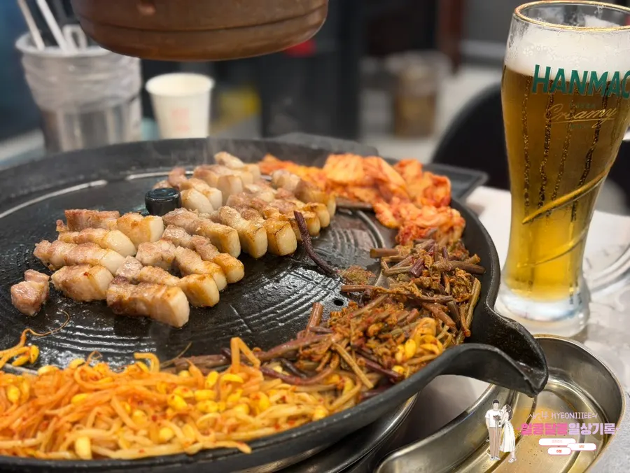 매장 한켠에 있는 유명인 사인