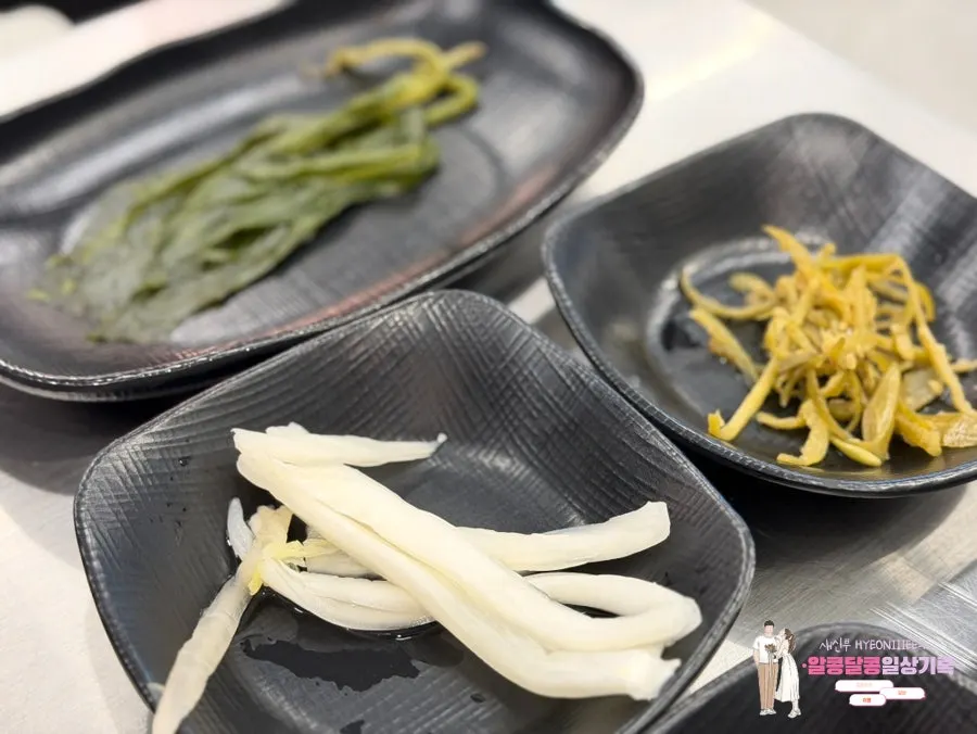 양파무침과 김치류 기본 밑반찬
