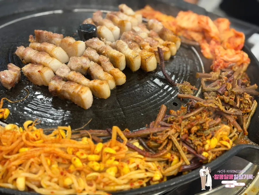 불판 테두리에 올린 김치와 콩나물