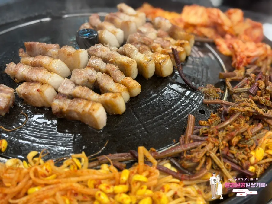 삼겹살과 함께 구운 묵은지 콩나물