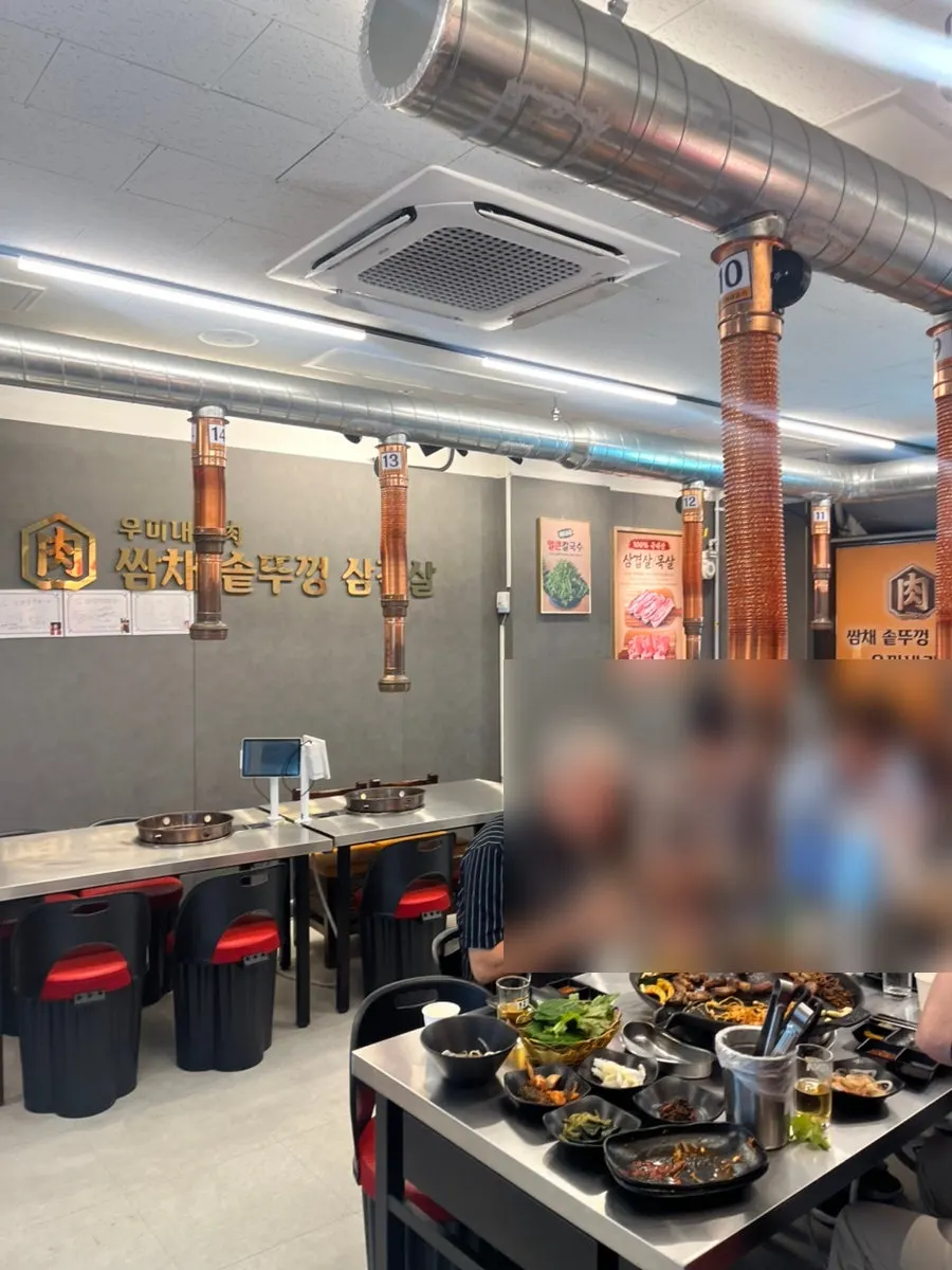 쌈채솥뚜껑삼겹살 실내 좌석