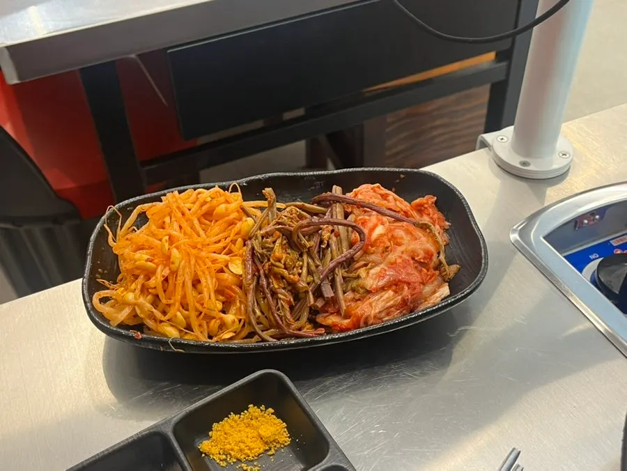 명이나물과 김치 등 고기 반찬