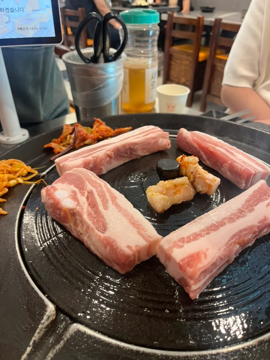 직원이 굽는 삼겹살 상차림