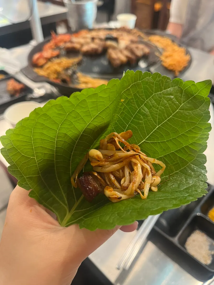 노릇하게 익힌 삼겹살과 쌈