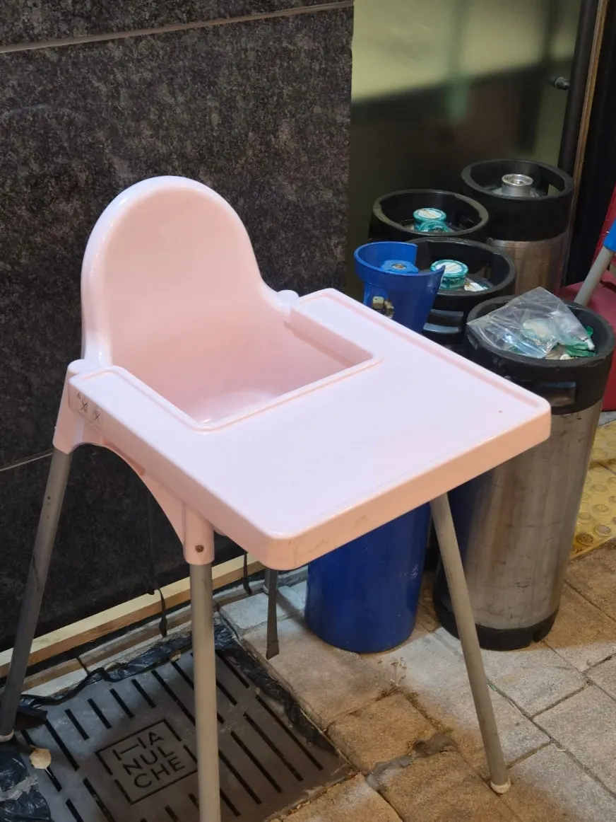보랏빛 조명의 고기 냉장고