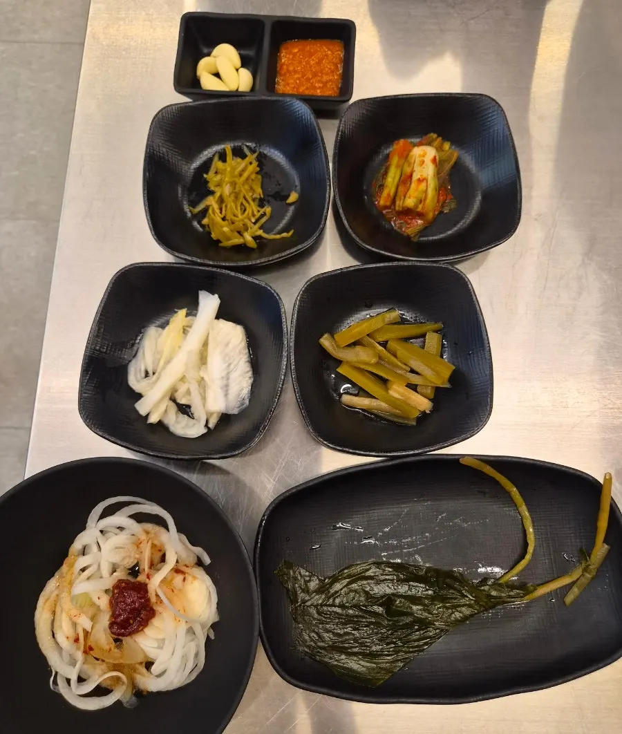 벽에 걸린 고기 메뉴판