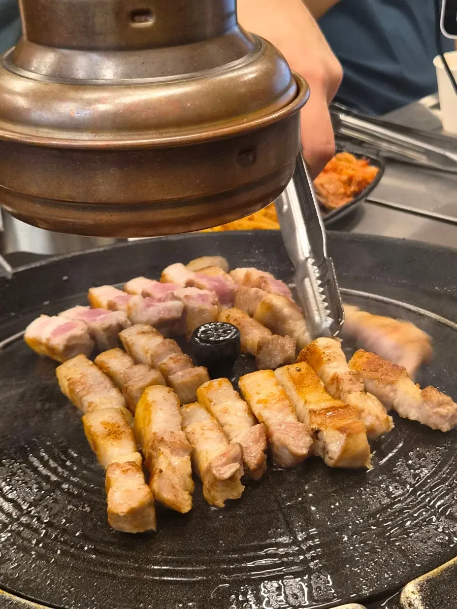 직원이 굽는 솥뚜껑 삼겹살