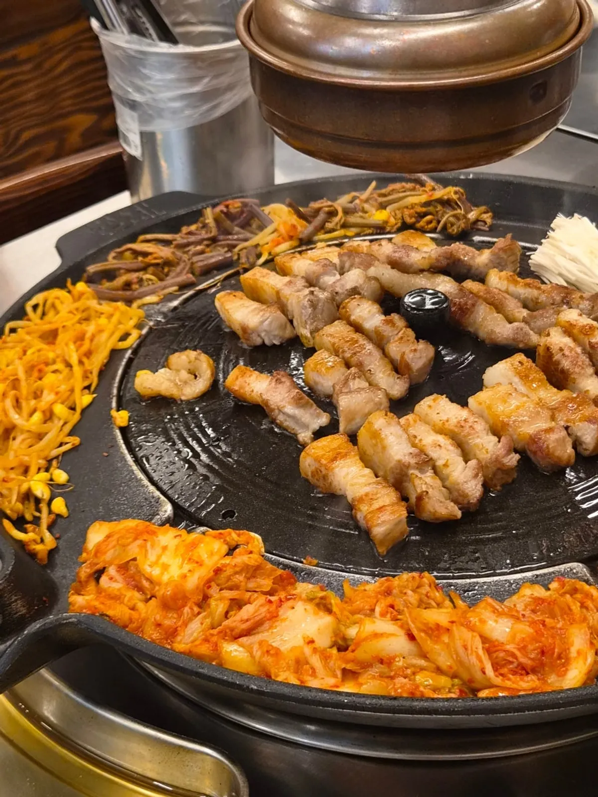 노릇하게 구워진 솥뚜껑 삼겹살