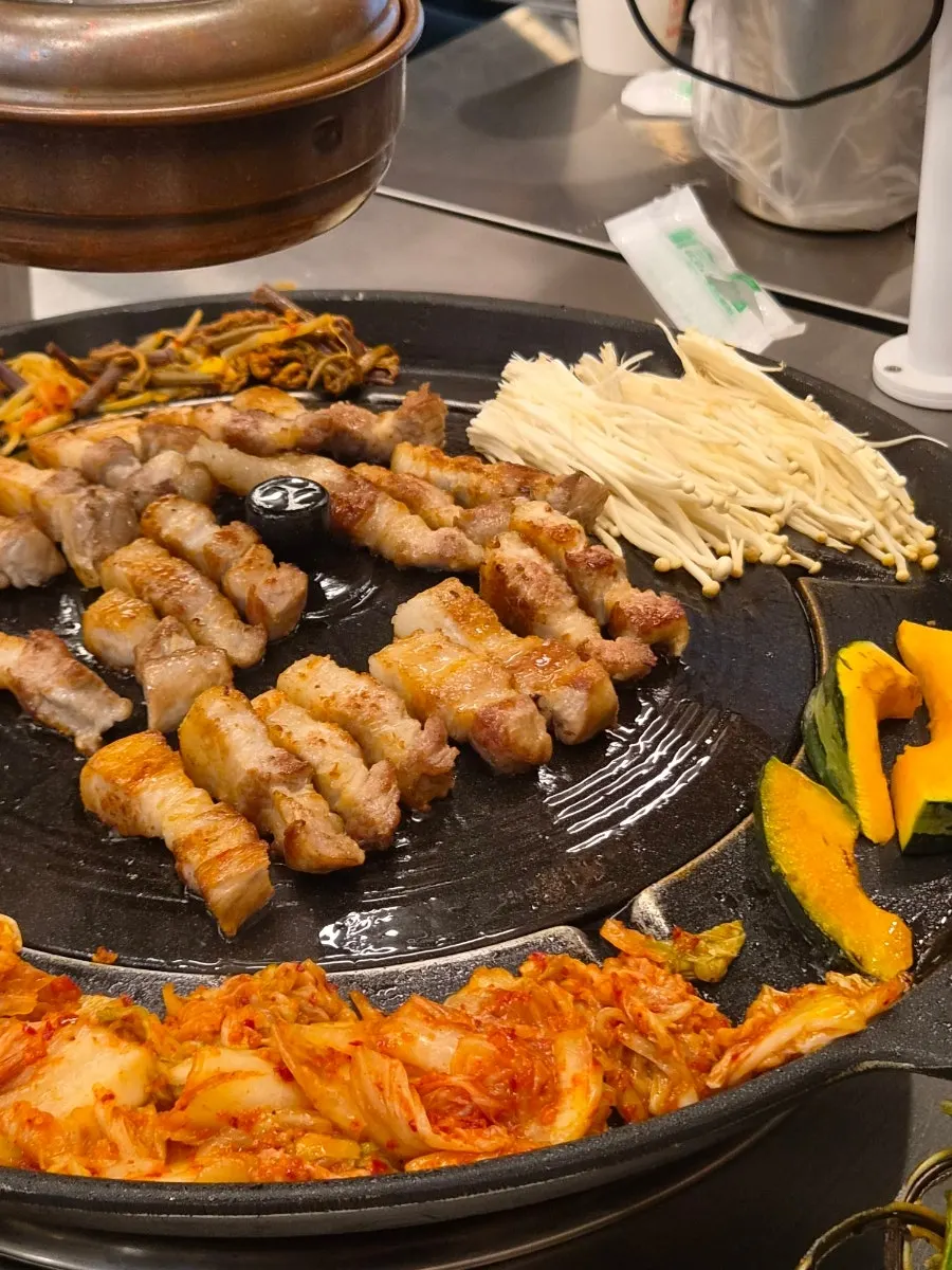 솥뚜껑에서 익는 삼겹살