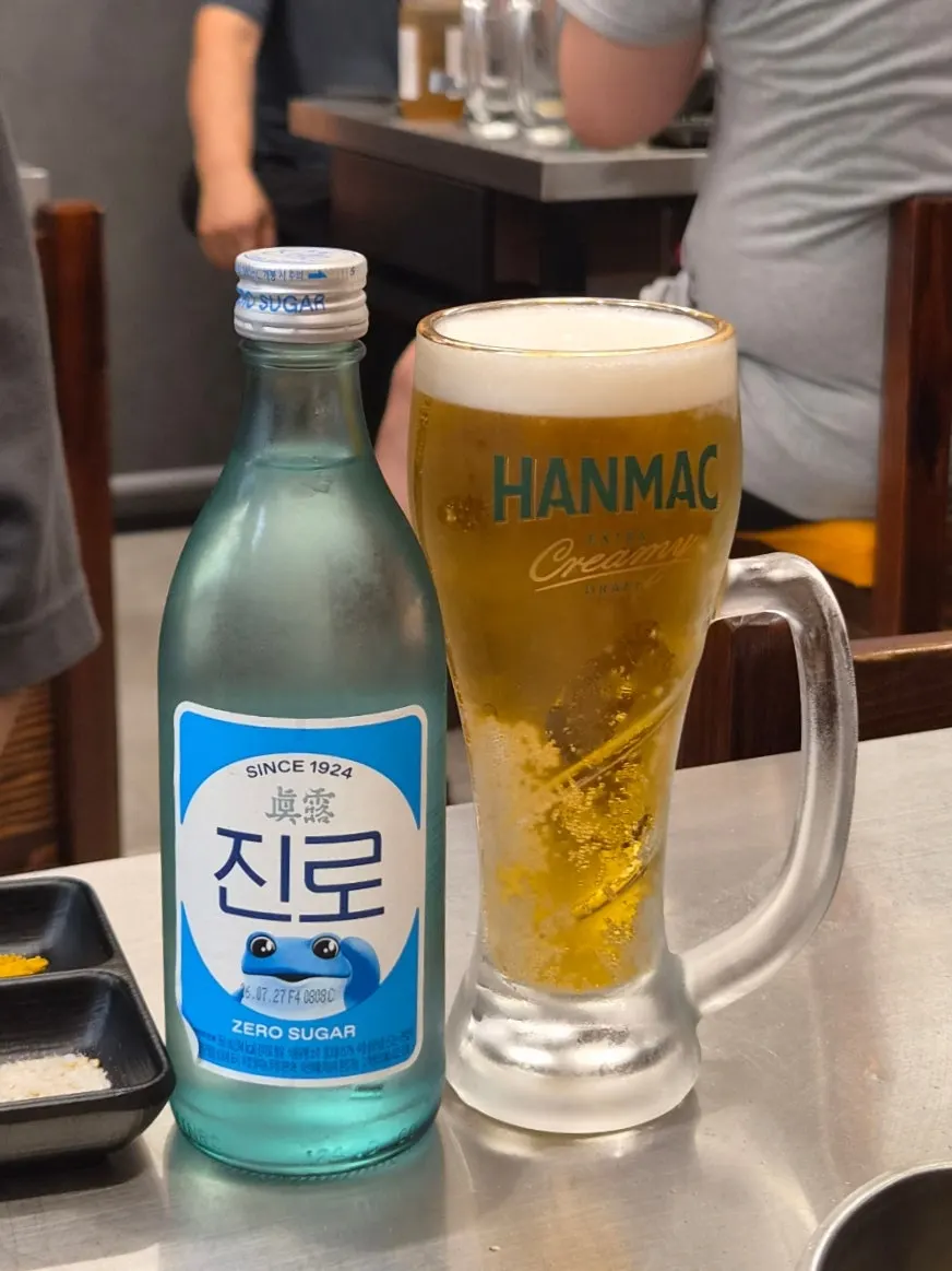 삼겹살과 불판 가장자리 반찬
